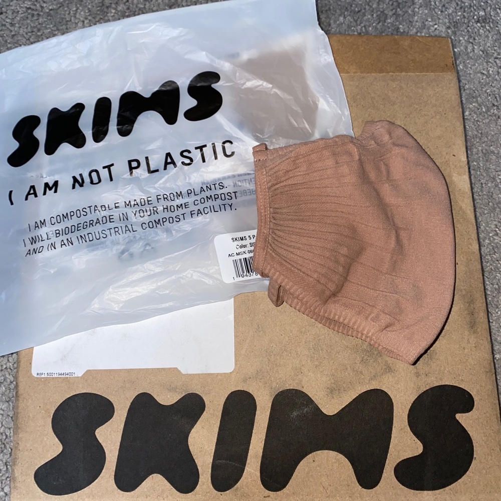 Skims face mask in sienna